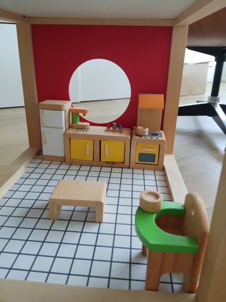 Casa de muñecas de madera Hape con familia