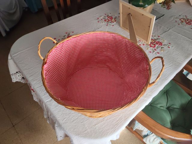 Cesta de mimbre con forro a cuadros