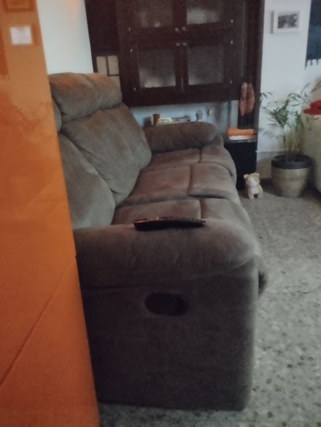 Sofá reclinable de tela marrón/gris