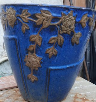 Maceta terracota azul con relieve floral