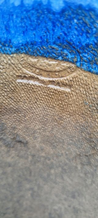 Maceta terracota azul con relieve floral