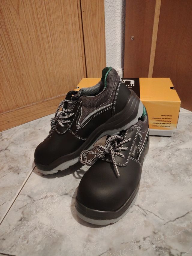 Stivali di sicurezza con punta in acciaio