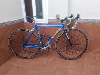 Bicicleta de carretera Zeus azul. 