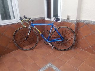 Bicicleta de carretera Zeus azul. 
