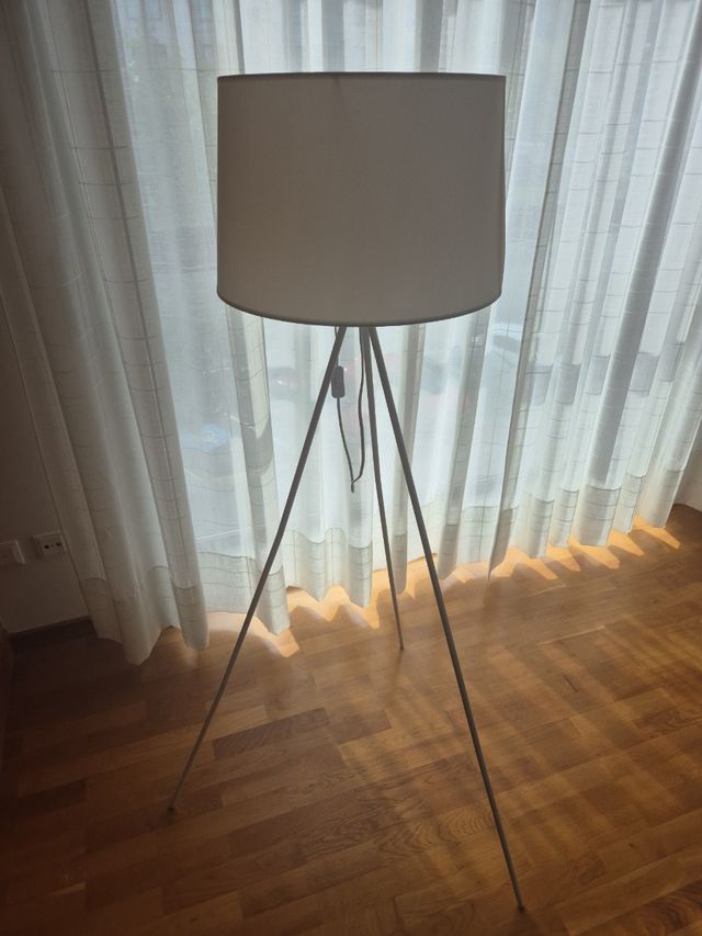 Lámpara de Pie Blanca Moderna