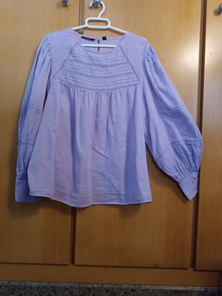 2 Camisas una Moradas otra celeste Talla L,  a 3€ 