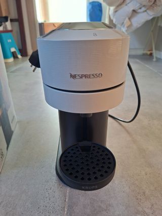 Cafetera Nespresso Vertuo Next Gris Claro + regalo