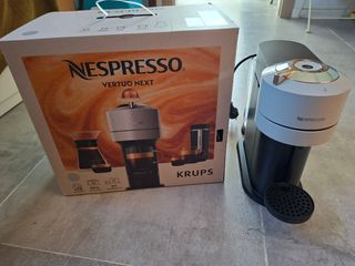 Cafetera Nespresso Vertuo Next Gris Claro + regalo