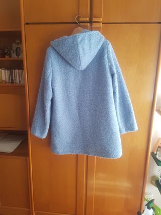 Abrigo azul con capucha
