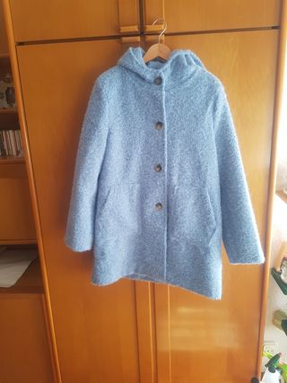 Abrigo azul con capucha