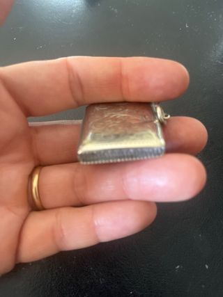 Cerillera inglesa repujada a mano siglo XIX