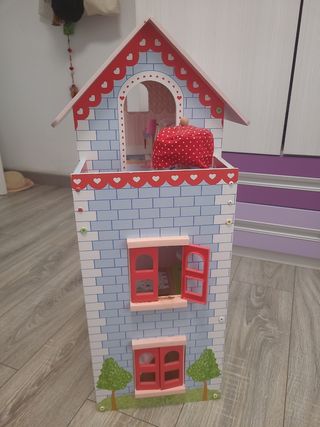 Casita de madera para muñecas