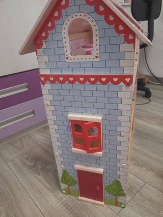 Casita de madera para muñecas