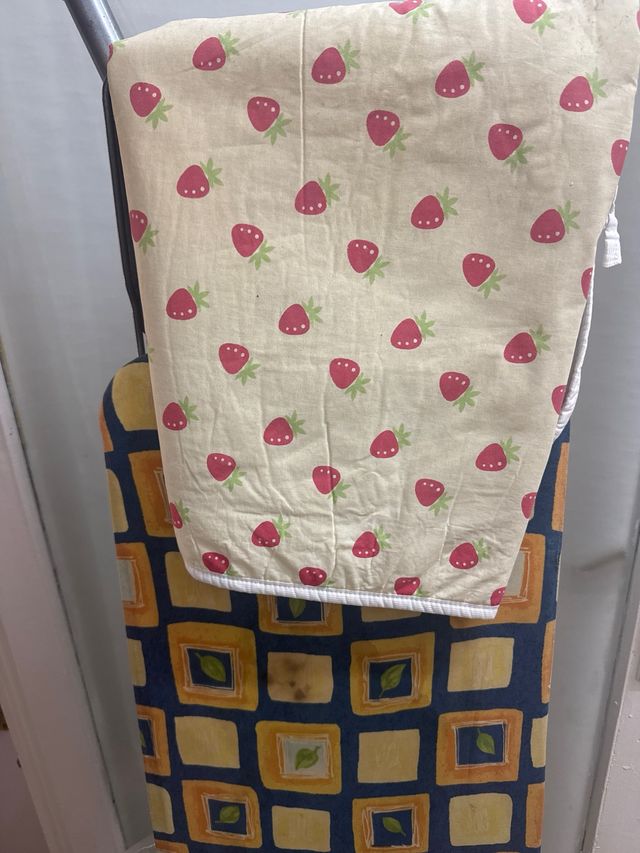 Tabla de planchar con funda de fresas