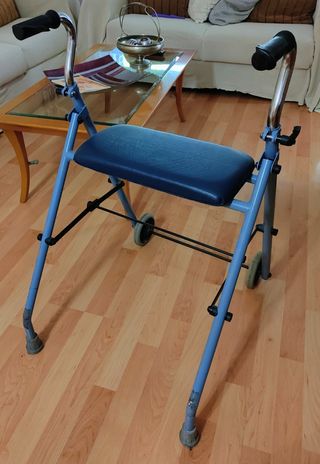 Andador para mayores con asiento azul