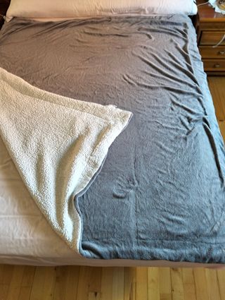 Manta gris y blanca 153x163 cm