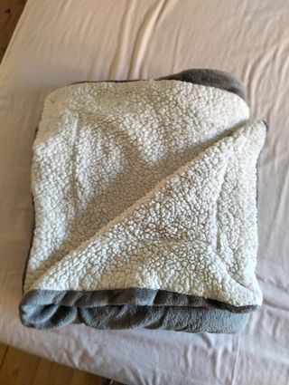 Manta gris y blanca 153x163 cm