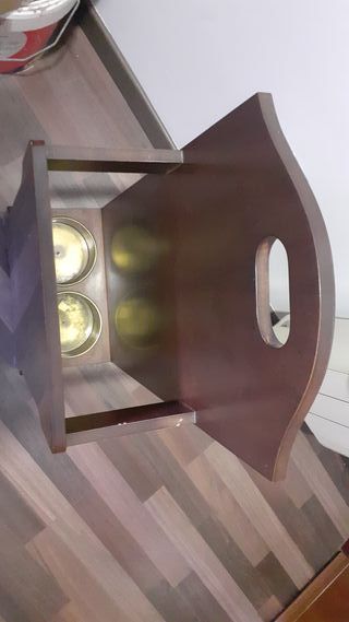 Paragüero de madera con platos dorados