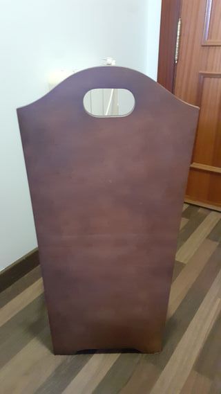 Paragüero de madera con platos dorados