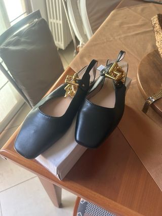 Ballerine nere con fibbia dorata