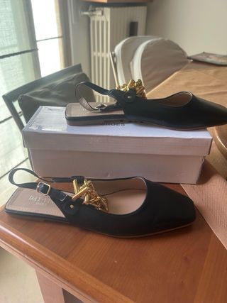 Ballerine nere con fibbia dorata