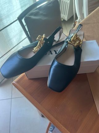 Ballerine nere con fibbia dorata