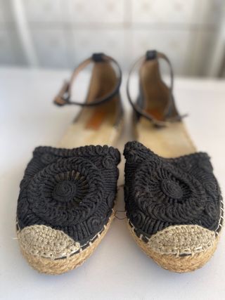 Zapatos abiertos efecto rafia