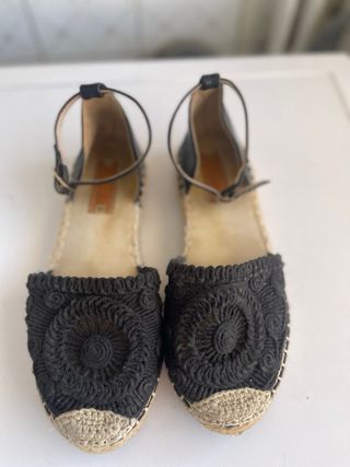 Zapatos abiertos efecto rafia