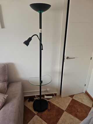 Lámpara de pie con mesa auxiliar