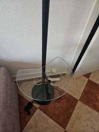 Lámpara de pie con mesa auxiliar