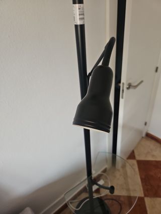 Lámpara de pie con mesa auxiliar