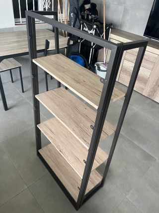 Estantería de metal y madera