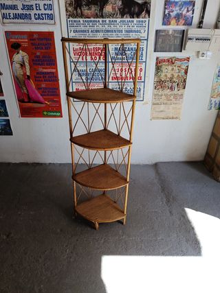 Estantería de bambú de esquina