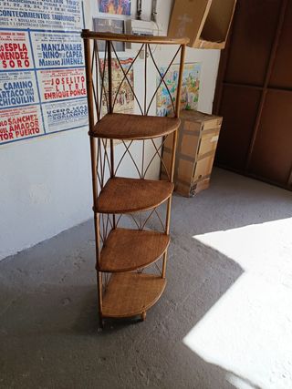 Estantería de bambú de esquina
