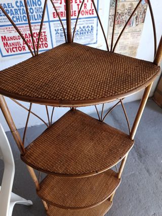 Estantería de bambú de esquina