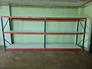 Estantería metálica roja y azul