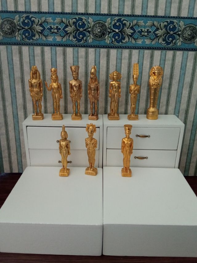 Figure metalliche dorate in miniatura