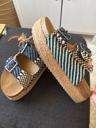 Sandalias Plataforma con Adornos