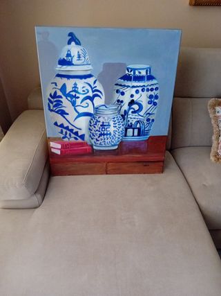 Cuadro al óleo de jarrones azules y blancos.