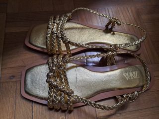 Sandalias Zara doradas trenzadas
