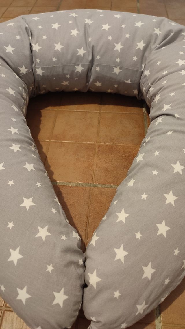 Cuscino da allattamento con stella grigia