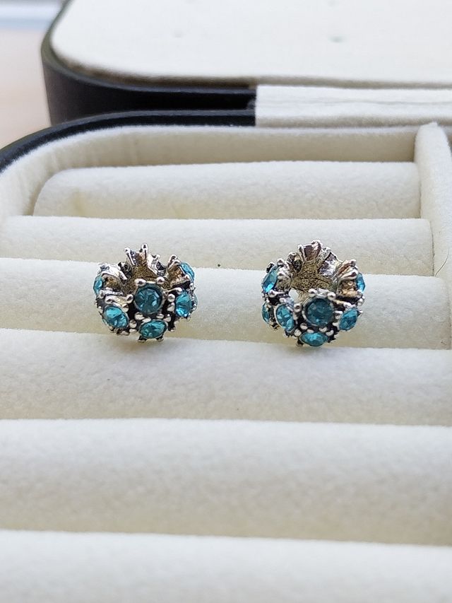 Pendentes Prateados com Pedras Azuis