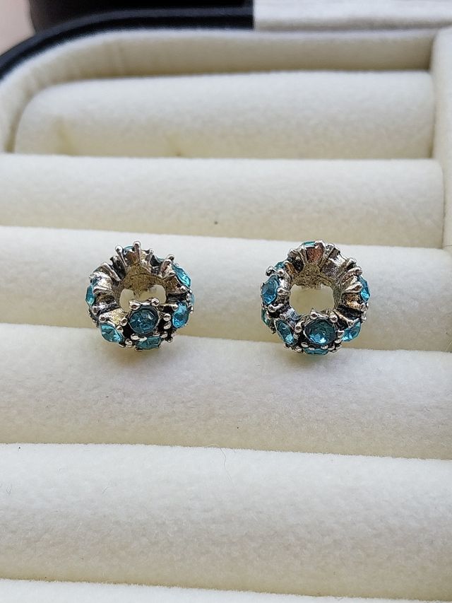 Pendentes Prateados com Pedras Azuis