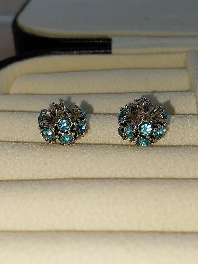 Pendentes Prateados com Pedras Azuis