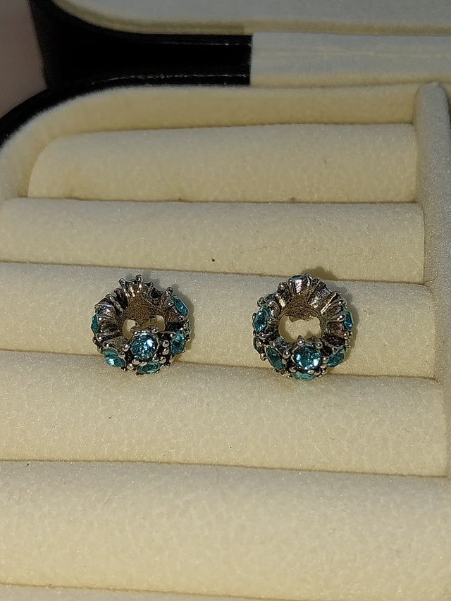 Pendentes Prateados com Pedras Azuis