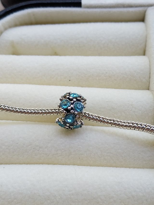 Pendentes Prateados com Pedras Azuis