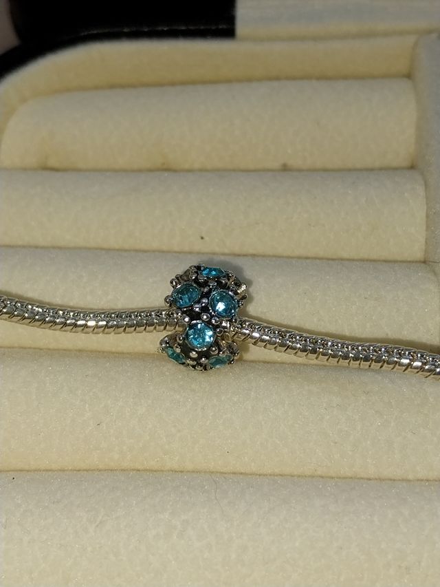 Pendentes Prateados com Pedras Azuis