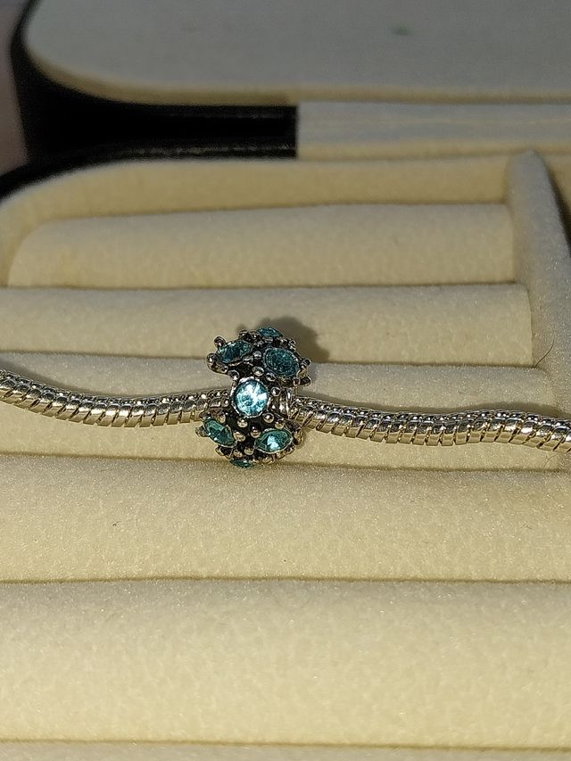 Pendentes Prateados com Pedras Azuis