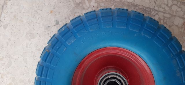 2 Rueda Maciza Carretilla las 25 euros una 15
