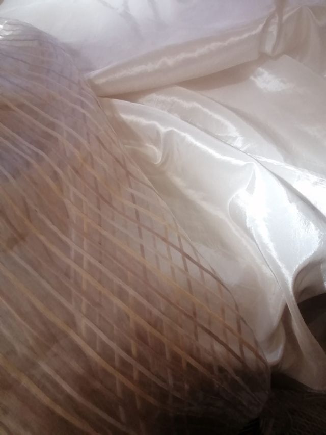 Tende beige e bianche per soggiorno.. Due coppie